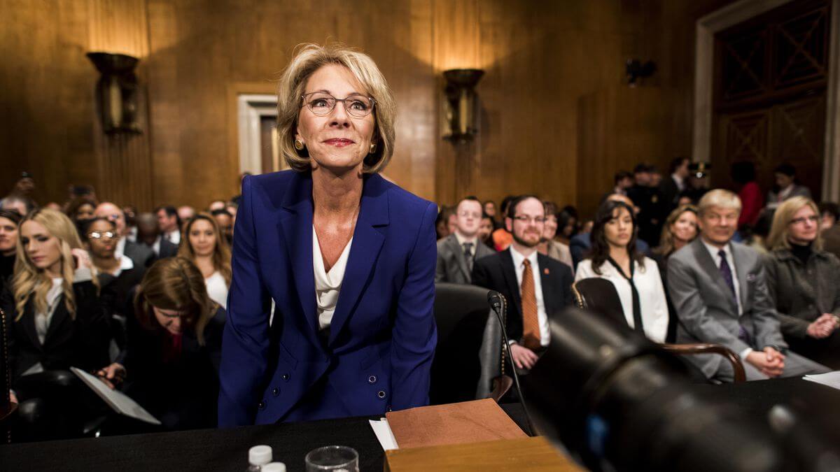 Betsy DeVos cancels Obama-technology law 1